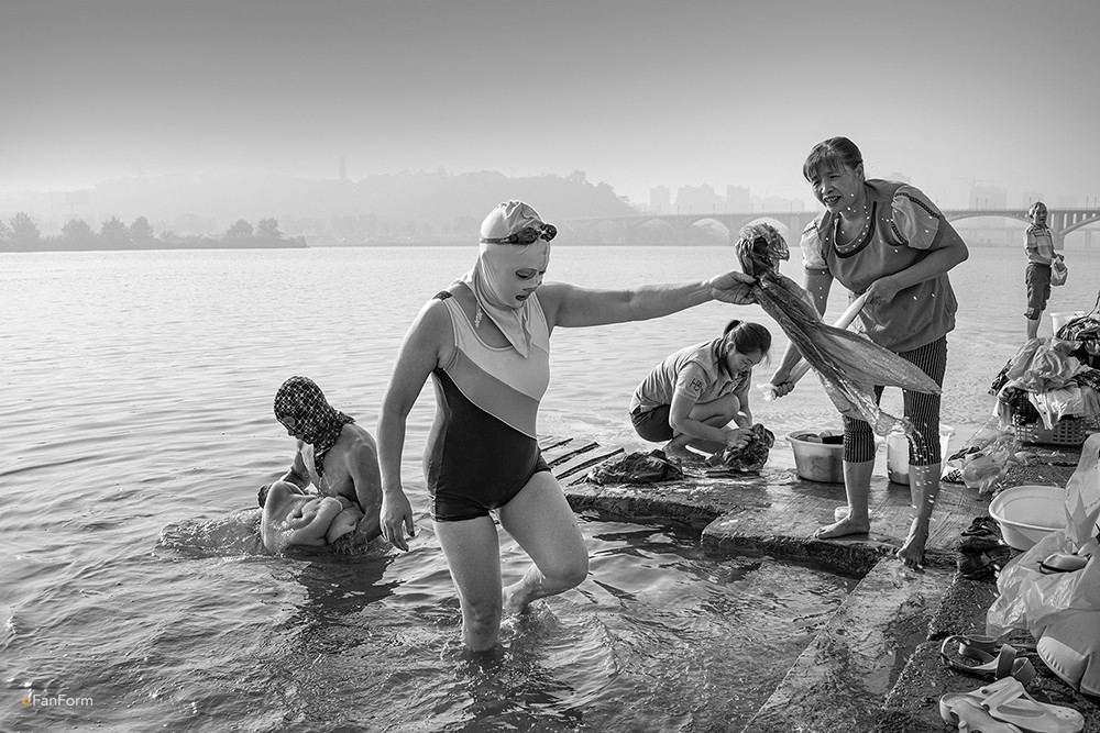 People Living Along the Yangtze River by Li Fan Ⅸ